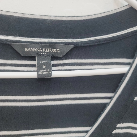 💕 Banana Republic Blouson Dress Striped Black White V-Neck Size Small Petite - Picture 7 of 12